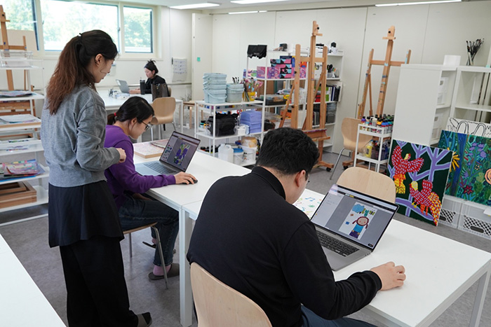 NHN, ‘사랑의 PC 나눔’ 통해 장애 화가 육성 지원…마스터피스 제작소에 노트북 기부